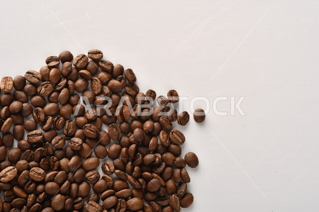 حبوب البن (بذرة نبات القهوة) نوع من أنواع المشروبات المنشطة ذهنياً ,بذور البن المحمصة , بذور البن الطازجة الطبيعية 