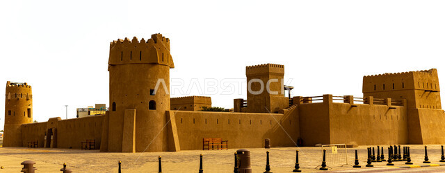 أبرز المواقع الأثرية القديمة, الارث الحضاري العريق, حصن الذيد في مدينة الشارقة, أماكن سياحية تاريخية، مقصد الزوار من شتى أنحاء العالم, الفن الهندسي المعماري لبناء الحصون والمباني على الطراز الطيني والحجري القديم في الامارات العربية المتحدة