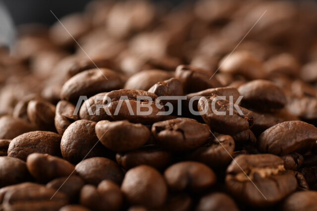 حبوب البن (بذرة نبات القهوة) نوع من أنواع المشروبات المنشطة ذهنياً ,بذور البن المحمصة , بذور البن الطازجة الطبيعية 