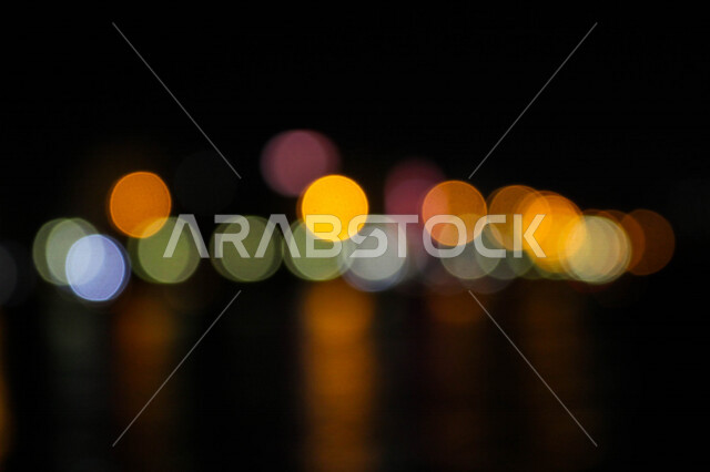 خلفية زخرفية مجردة مع بريق ذهبي غير واضح ، صورة لخلفية ليلية ملونة غير مركزة ، صورة لإنعكاس ضوئي وقت الليل ، خلفية ضوء خوخية مجردة