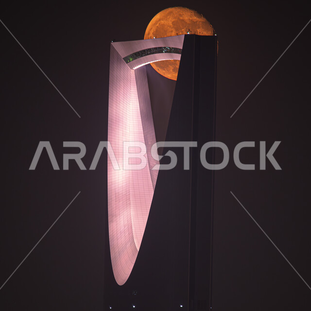 برج المملكة المضيء في وقت الليل، الفنون و التصاميم الهندسية المعمارية للأبراج وناطحات السحاب في المملكة العربية السعودية، النمو والتطور العمراني للمباني المشهورة في مدينة الرياض، منظر البدر المكتمل في السماء