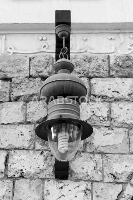 ضوء الشارع المعدني الأسود تحت السماء الزرقاء في المملكة العربية السعودية ,منظر زاوية منخفضة للمصباح الكهربائي, ضوء الشارع منير ,عمود مصباح الشارع ,الصورة المقربة ,معالم تاريخية أثرية في جدة