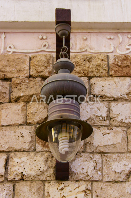 ضوء الشارع المعدني الأسود تحت السماء الزرقاء في المملكة العربية السعودية ,منظر زاوية منخفضة للمصباح الكهربائي, ضوء الشارع منير ,عمود مصباح الشارع ,الصورة المقربة ,معالم تاريخية أثرية في جدة