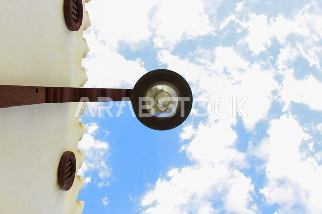 ضوء الشارع المعدني الأسود تحت السماء الزرقاء في المملكة العربية السعودية ,منظر زاوية منخفضة للمصباح الكهربائي, ضوء الشارع منير ,عمود مصباح الشارع ,الصورة المقربة ,معالم تاريخية أثرية في جدة