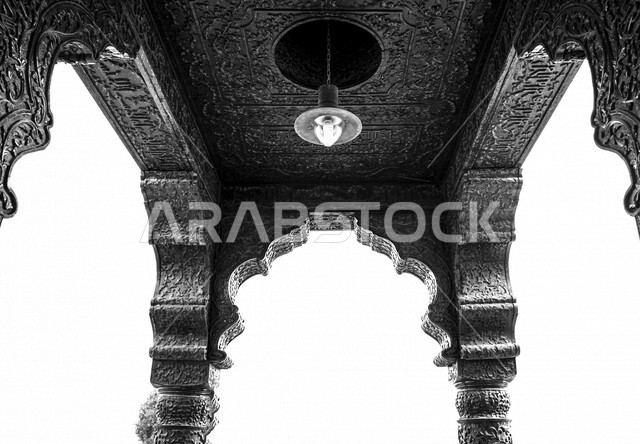 ضوء الشارع المعدني الأسود تحت السماء الزرقاء في المملكة العربية السعودية ,منظر زاوية منخفضة للمصباح الكهربائي, ضوء الشارع منير ,عمود مصباح الشارع ,الصورة المقربة ,معالم تاريخية أثرية في جدة