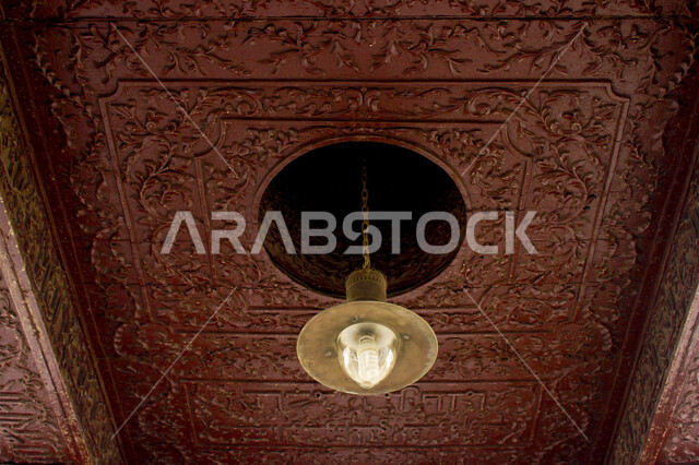 ضوء الشارع المعدني الأسود تحت السماء الزرقاء في المملكة العربية السعودية ,منظر زاوية منخفضة للمصباح الكهربائي, ضوء الشارع منير ,عمود مصباح الشارع ,الصورة المقربة ,معالم تاريخية أثرية في جدة