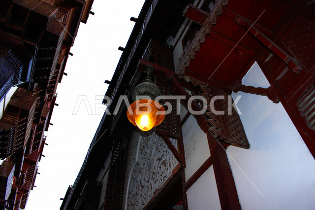 ضوء الشارع المعدني الأسود تحت السماء الزرقاء في المملكة العربية السعودية ,منظر زاوية منخفضة للمصباح الكهربائي, ضوء الشارع منير ,عمود مصباح الشارع ,الصورة المقربة ,معالم تاريخية أثرية في جدة