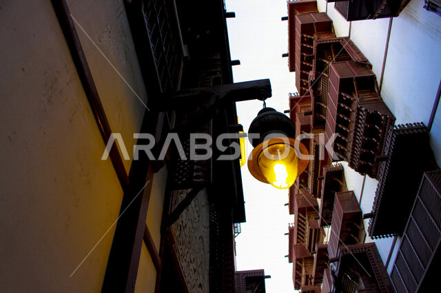 ضوء الشارع المعدني الأسود تحت السماء الزرقاء في المملكة العربية السعودية ,منظر زاوية منخفضة للمصباح الكهربائي, ضوء الشارع منير ,عمود مصباح الشارع ,الصورة المقربة ,معالم تاريخية أثرية في جدة