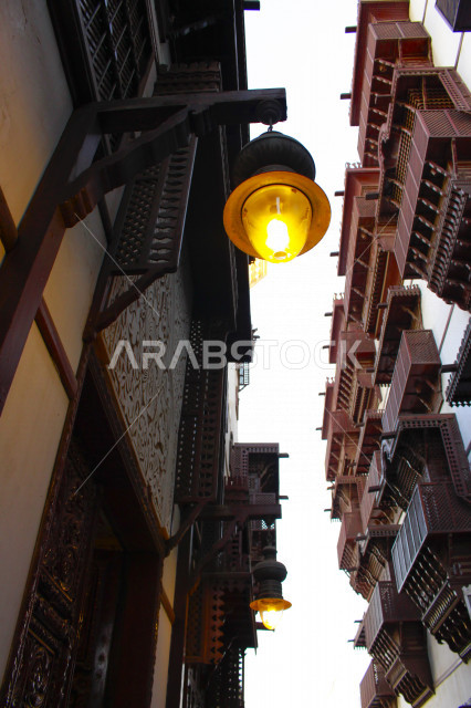 ضوء الشارع المعدني الأسود تحت السماء الزرقاء في المملكة العربية السعودية ,منظر زاوية منخفضة للمصباح الكهربائي, ضوء الشارع منير ,عمود مصباح الشارع ,الصورة المقربة ,معالم تاريخية أثرية في جدة