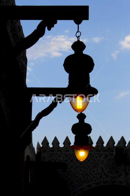 ضوء الشارع المعدني الأسود تحت السماء الزرقاء في المملكة العربية السعودية ,منظر زاوية منخفضة للمصباح الكهربائي, ضوء الشارع منير ,عمود مصباح الشارع ,الصورة المقربة ,معالم تاريخية أثرية في جدة