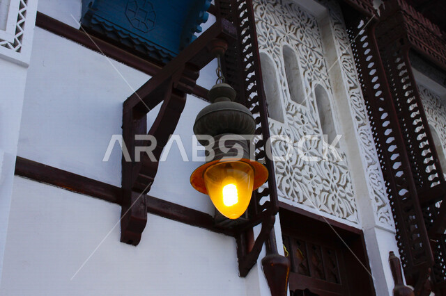 ضوء الشارع المعدني الأسود تحت السماء الزرقاء في المملكة العربية السعودية ,منظر زاوية منخفضة للمصباح الكهربائي, ضوء الشارع منير ,عمود مصباح الشارع ,الصورة المقربة ,معالم تاريخية أثرية في جدة