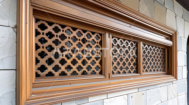 الفنون والتصاميم الهندسية المعمارية على الطراز الاسلامي للنوافذ، ديكورات داخلية فخمة، نافذة مشربية خشبية منحوتة بأنماط هندسية معقدة، الأناقة والتراث الثقافي التقليدي في منازل المملكة العربية السعودية