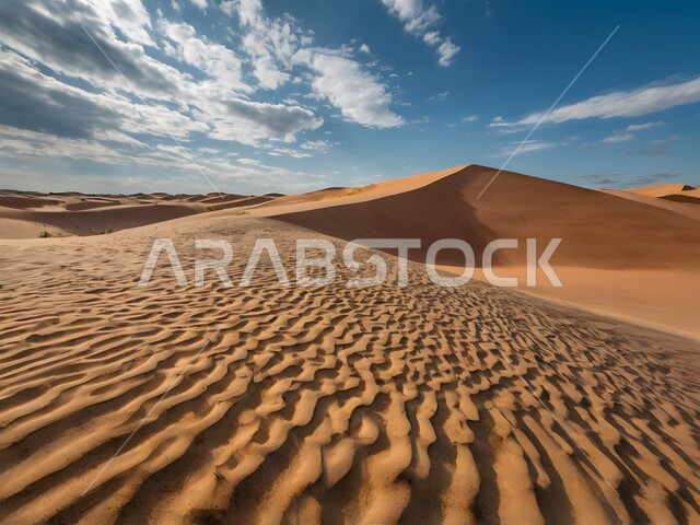 الهضاب والتلال من الرمال الذهبية الناعمة في الصحراء العربية في النهار, الكثبان الرملية في المناطق الطبيعية الصحراوية، المساحات والأراضي الواسعة في المملكة العربية السعودية