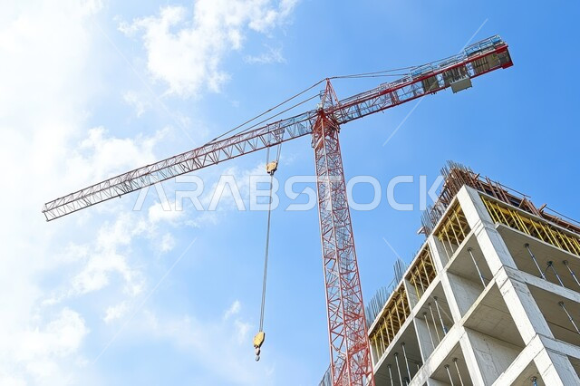 استخدام الرافعات والمعدات الثقيلة، مفهوم تحسين البنية التحتية للبلاد، التطور المعماري والحضاري في المملكة العربية السعودية، تشييد المباني والمشاريع الضخمة، أعمال البناء والمقاولات والتطوير العقاري، إنشاء الأساسات والهياكل للمشروعات السكنية والمصانع