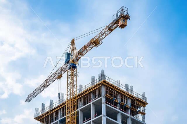 استخدام الرافعات والمعدات الثقيلة، مفهوم تحسين البنية التحتية للبلاد، التطور المعماري والحضاري في المملكة العربية السعودية، تشييد المباني والمشاريع الضخمة، أعمال البناء والمقاولات والتطوير العقاري، إنشاء الأساسات والهياكل للمشروعات السكنية والمصانع