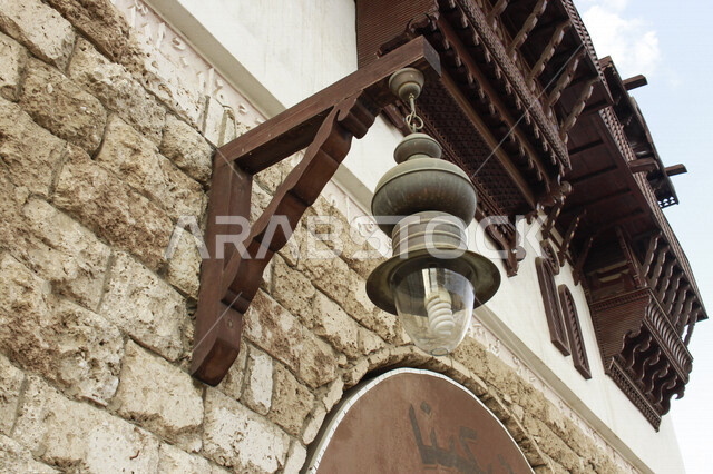 ضوء الشارع المعدني الأسود تحت السماء الزرقاء في المملكة العربية السعودية ,منظر زاوية منخفضة للمصباح الكهربائي, ضوء الشارع منير ,عمود مصباح الشارع ,الصورة المقربة ,معالم تاريخية أثرية في جدة