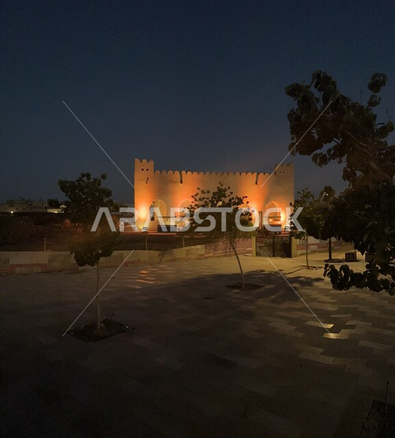 قلعة تراثية قديمة مضاءة في وقت الليل في المدينة المنورة, الفن الهندسي المعماري على الطراز القديم للمباني في المملكة العربية السعودية, معالم سياحية تاريخية مشهورة 