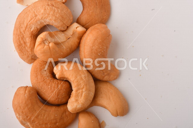 الكاجو(الكاشو) نوع من انواع المكسرات المشهورة , الكاجو المملح , مكسرات صحية ولذيذة , عنصر غذائي مفيد للصحة , وجبة خفيفة , خلفية بيضاء