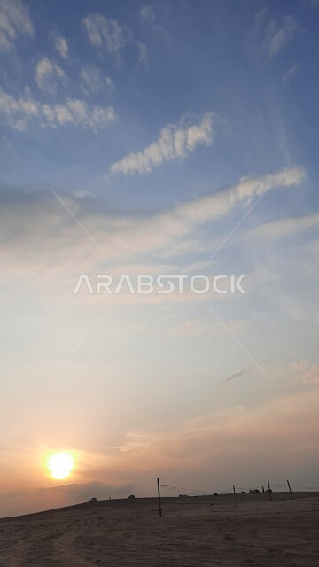 التضاريس و الكثبان الرملية في الصحاري, الرمال الناعمة الذهبية في الصحراء, نمو الشوكيات والأعشاب في براري المملكة العربية السعودية, منظر السماء المليئة بالغيوم و السحب