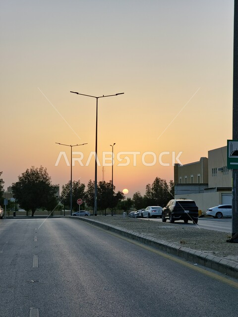 الحركة المرورية في خط سير السيارات، الطريق السريع في الرياض، طرق وشوارع اسفلتية في المملكة العربية السعودية, أعمدة الإنارة على طول الطرقات