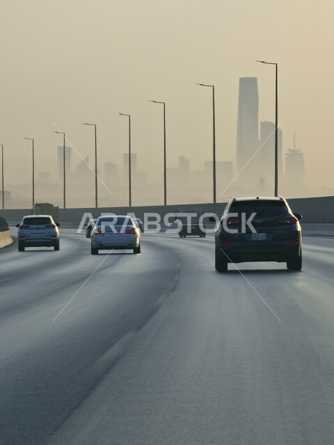 الحركة المرورية في خط سير السيارات، الطريق السريع في الرياض، طرق وشوارع اسفلتية في المملكة العربية السعودية, أعمدة الإنارة على طول الطرقات