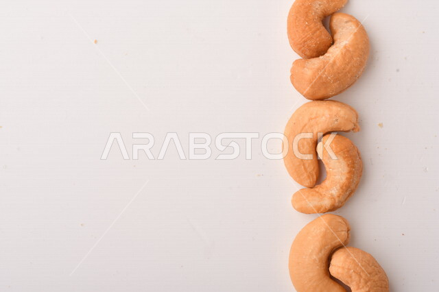 الكاجو(الكاشو) نوع من انواع المكسرات المشهورة , الكاجو المملح , مكسرات صحية ولذيذة , عنصر غذائي مفيد للصحة , وجبة خفيفة , خلفية بيضاء