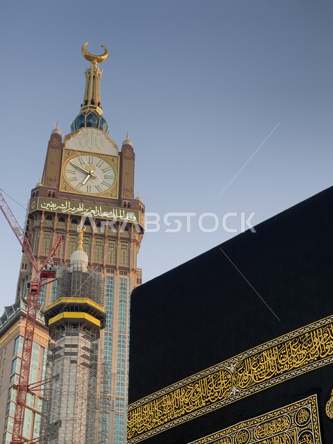 الكعبة المشرفة مع برج الساعة في مكة المكرمة, مفهوم العبادة و التقرب إلى الله تعالى, أماكن و معالم دينية إسلامية مقدسة في المملكة العربية السعودية