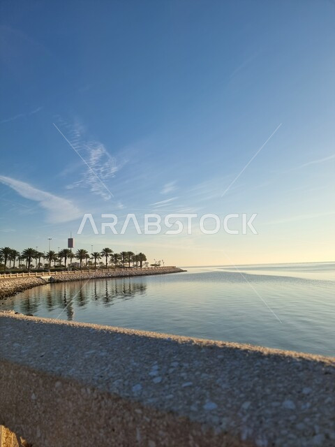 مناطق لجذب واستقطاب السائحين من أنحاء العالم, منظر البحر في كورنيش الخبر في المملكة العربية السعودية, الواجهة البحرية على ساحل الخليج العربي, الأماكن و المعالم السياحية الساحلية المشهورة