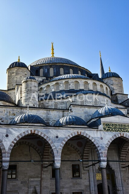 الديكورات الانشائية على الطراز الديني الاسلامي, التصاميم الهندسية المميزة للمساجد، الفن الهندسي المعماري في بناء دور العبادة، العبادة والتقرب إلى الله، أماكن أداء الصلوات والطاعات, خلفية السماء الزرقاء الصافية