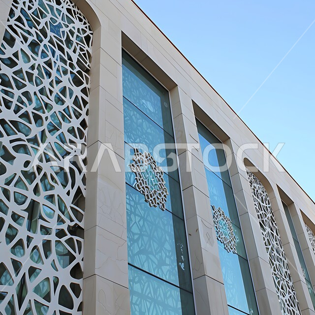الفن الهندسي المعماري لمسجد عربي عريق باللون الأزرق، لقطة مقربة للأنماط والزخارف الهندسية المبتكرة والأعمال الزجاجية في مسجد معاصر، التصاميم والديكورات المتميزة على الطراز الإسلامي الحديث لجدران المساجد