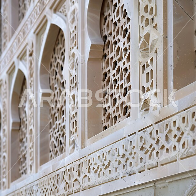 النقوش والزخارف الحرفية المتميزة على الطراز الإسلامي، الفن الهندسي المعماري القديم للأبواب والنوافذ الخشبية الأثرية، صورة مقربة للأنماط الهندسية المعقدة على واجهة مبنى تاريخي في المملكة العربية السعودية