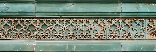 النقوش والزخارف الحرفية المتميزة على الطراز الإسلامي، الفن الهندسي المعماري القديم للأبواب والنوافذ الخشبية الأثرية، صورة بانورامية للأنماط الهندسية المعقدة على واجهة مبنى تاريخي في المملكة العربية السعودية