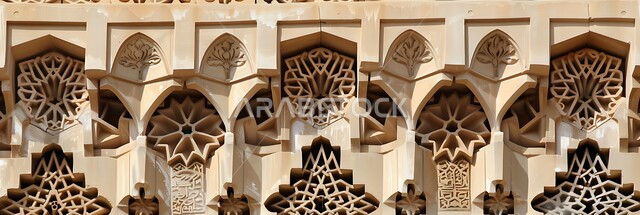 النقوش والزخارف الحرفية المتميزة على الطراز الإسلامي، الفن الهندسي المعماري القديم للأبواب والنوافذ الخشبية الأثرية، صورة بانورامية للأنماط الهندسية المعقدة على واجهة مبنى تاريخي في المملكة العربية السعودية