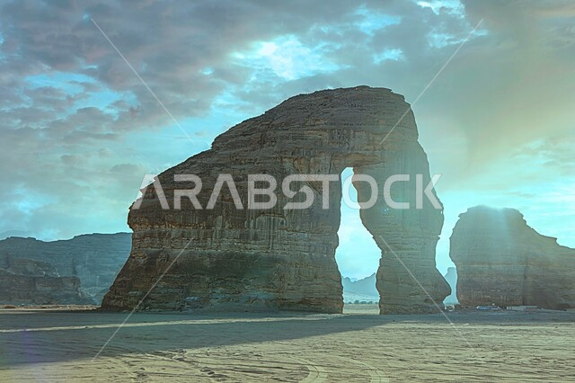 صورة إبداعية لصخرة الفيل في العلا بالمملكة العربية السعودية، جمال التكوينات الصخرية الطبيعية، صخرة الفيل في العلا، بلدة العلا القديمة، المعالم التاريخية الأثرية السياحية في السعودية، السياحة في السعودية
