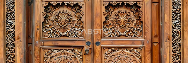 التصاميم الاسلامية و الفنون الهندسية المعمارية الفاخرة، منحوتات قديمة على الطراز التقليدي، صورة بانورامية لباب خشبي منحوت بالنقوش والزخارف التراثية، الصناعات المتميزة للبوابات الخشبية في المملكة العربية السعودية