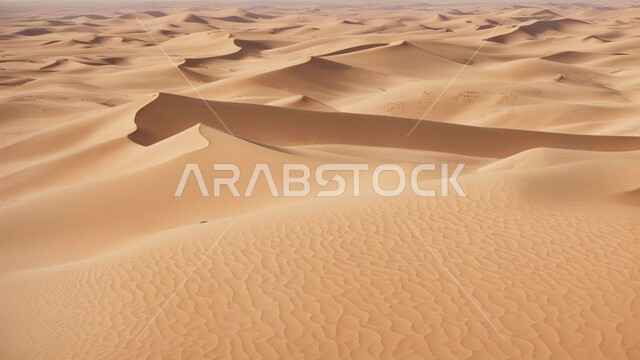 الرمال الذهبية الناعمة والكثبان في صحراء المملكة العربية السعودية, البيئة الرملية في وقت النهار، الهضاب والتلال في المناطق الطبيعية الصحراوية، خلفية الطبيعه