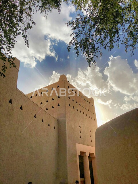 مناطق ومعالم أثرية سياحية، الحضارة القديمة في مدينة الرياض، قلعة مصمك التاريخية في المملكة العربية السعودية في النهار، أماكن جذب السياح والزوار، الهندسة المعمارية للمباني الطينية القديمة، الأصالة والعراقة والتمسك بالتراث السعودي 