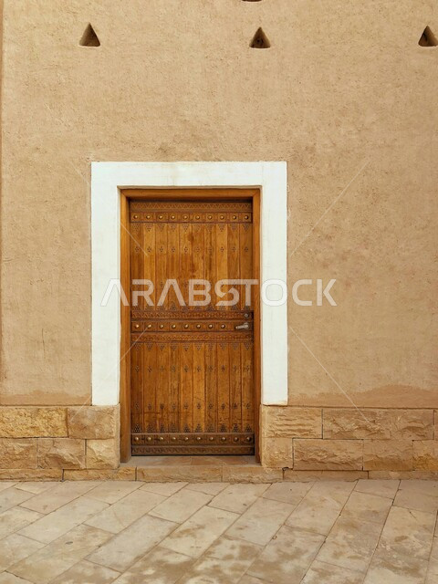 الفن الهندسي المعماري للمباني الطينية القديمة، باب خشبي تراثي باللون البني، البيوت الأثرية التاريخية في مدينة الرياض، أماكن سياحية تراثية مشهورة في المملكة، الحضارة والأصالة والعراقة السعودية