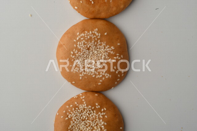 مجموعة من نباتات القمح ، صورة مقربة لبسكويت القمح الهشة والمقرمشة على خلفية بيضاء