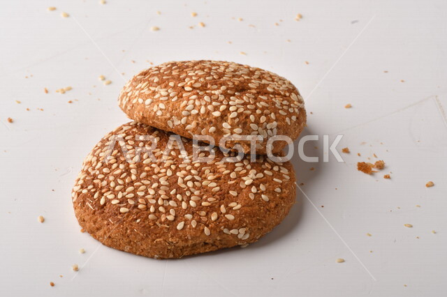 مجموعة من نباتات القمح ، صورة مقربة لبسكويت القمح الهشة والمقرمشة على خلفية بيضاء