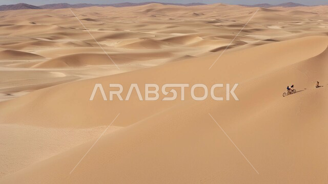 الجو الجاف والقاسي في الأراضي القاحلة، الرمال الذهبية الناعمة والكثبان في صحراء المملكة العربية السعودية, البيئة الرملية في وقت النهار، الهضاب والتلال في المناطق الطبيعية الصحراوية، خلفية الطبيعه