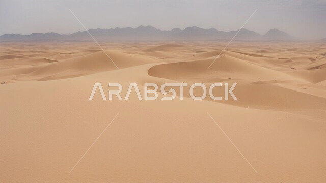 الجو الجاف والقاسي في الأراضي القاحلة، الرمال الذهبية الناعمة والكثبان في صحراء المملكة العربية السعودية, البيئة الرملية في وقت النهار، الهضاب والتلال في المناطق الطبيعية الصحراوية، خلفية الطبيعه