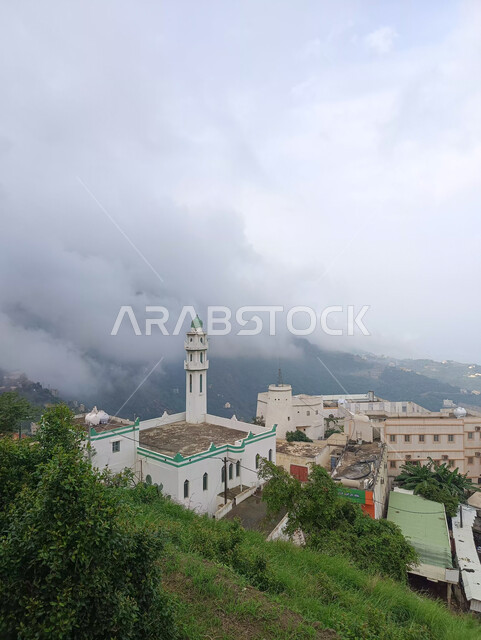 مبنى مسجد على القمم والمرتفعات الجبلية في محافظة فيفاء، أماكن ومعالم سياحيه مشهورة، الاستمتاع بالمناظر الطبيعية الهادئة, الأشجار والنباتات الخضراء على سفوح الجبال، المدرجات الزراعية في مدينة جازان في السعودية, خلفية الطبيعة