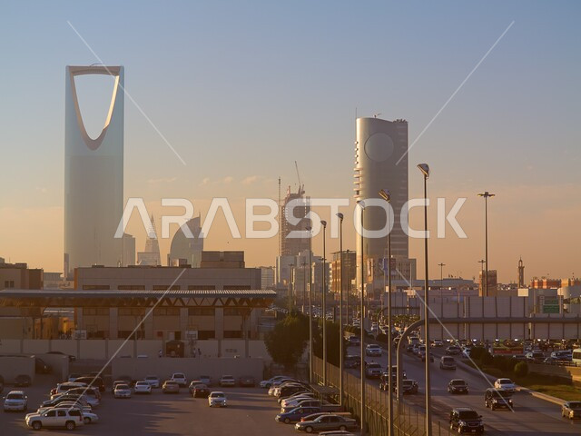 التقدم و النمو العمراني في البناء، برج المملكة في مدينة الرياض، المباني والأبراج والمنشآت التجارية الشاهقة وسط السماء، التصاميم والفنون الهندسية الحديثة لناطحات السحاب في السعودية، أماكن ومعالم حضارية سياحية مشهورة