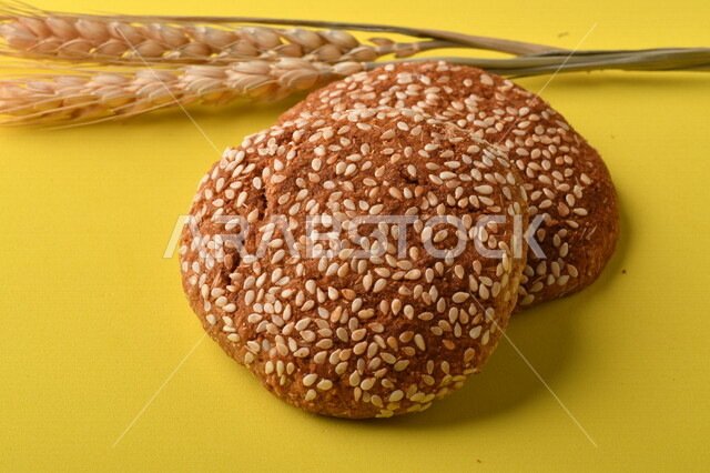 صورة لبسكويت القمح الهشة والمقرمشة على خلفية صفراء ، صورة مقربة لبسكويت القمح اللذيذة