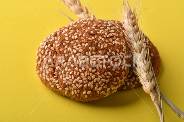 صورة لبسكويت القمح الهشة والمقرمشة على خلفية صفراء ، صورة مقربة لبسكويت القمح اللذيذة