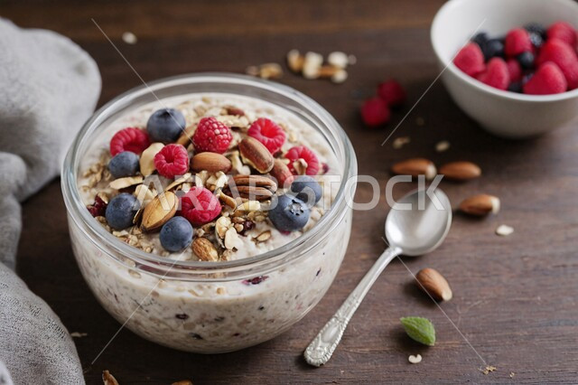 مشروبات باردة وعصائر طبيعية لذيذة، وجبة إفطار صحية من دقيق الشوفان مع التوت الطازج والمكسرات والبذور، الاستمتاع بالسناكات المغذية والمفيدة، وجبات صحية ذات قيمة غذائية عالية