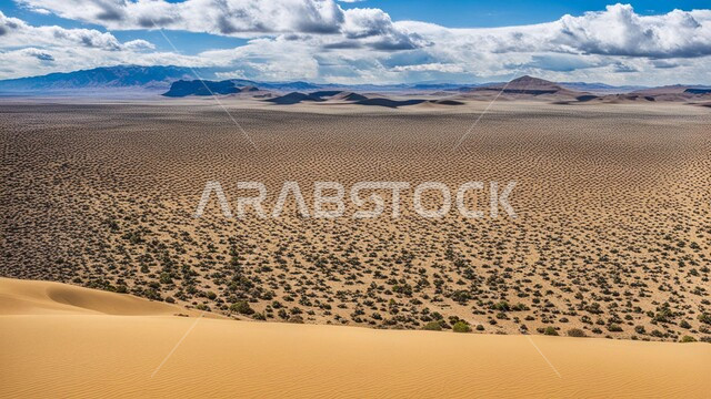 التكوينات و التشكيلات الصخرية في الصحراء العربية, الكثبان الرملية الذهبية, تضاريس الصخور و الجبال، منظر الغيوم في السماء, خلفية الطبيعة 