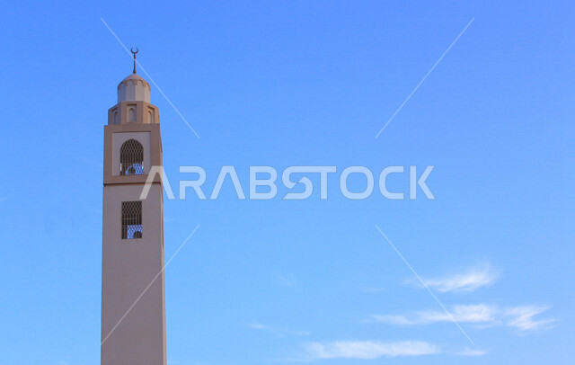 المئذنة (المنارة) مبنى مرتفع طويل ملحق بالمساجد ، العبادة والتقرب إلى الله ، صوت الأذان ، دعوة المسملين للصلاة  ، مسجد المئذنة