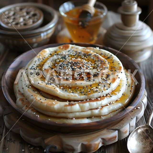المخبوزات والمعجنات الشهية الطازجة، صورة مقربة لطبق من الخبز المغطى بالعسل والمزين بالسمسم، شرائح الخبز المحمص، وجبة ذات قيمة غذائية، وصفات طعام شهية صحية لذيذة